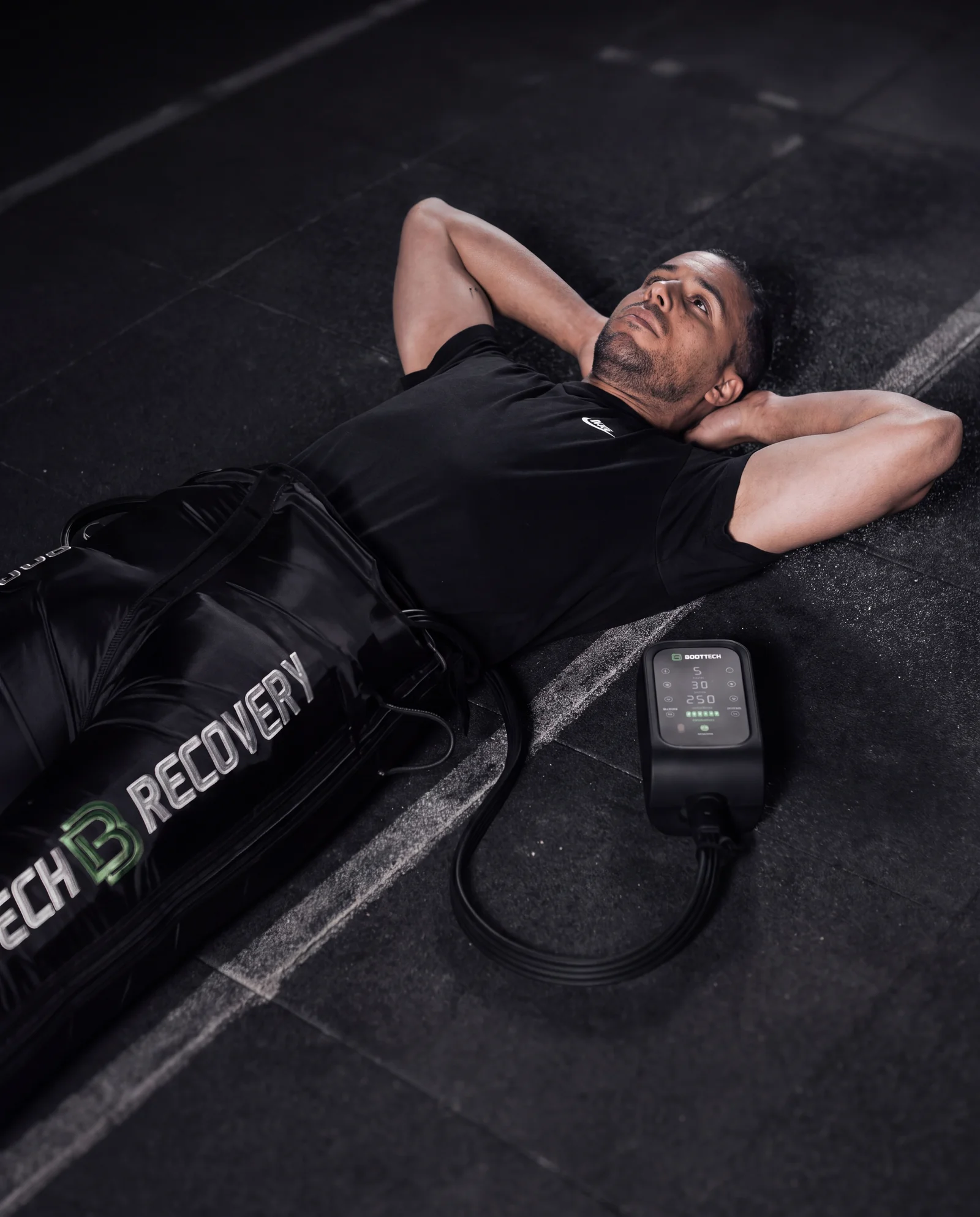Deportista usando botas de presoterapia en Focus Elite Sensacions