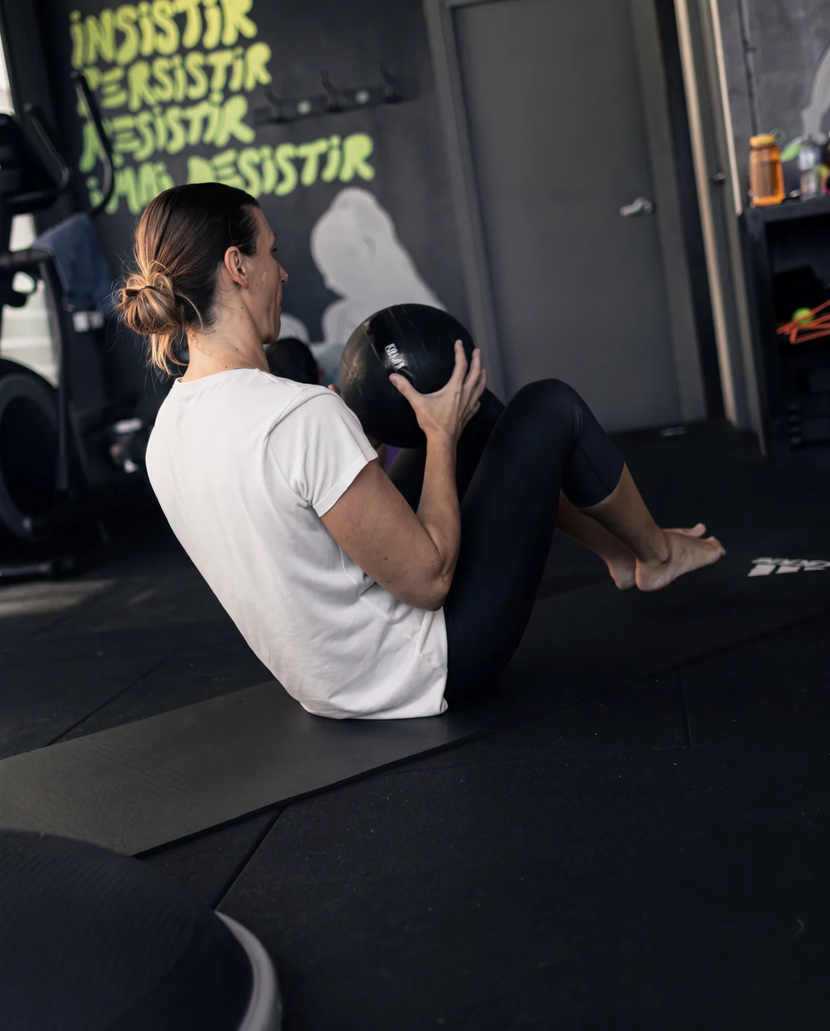 Persona adulta entrenando fitness en Focus Elite Sensacions